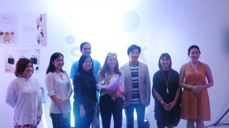 Ivy Li (center) is awarded Best Thesis by DLS-CSB Industrial Design professors and Senior Industry Fellow Kenneth Cobonpue during Speck's exhibit opening 
